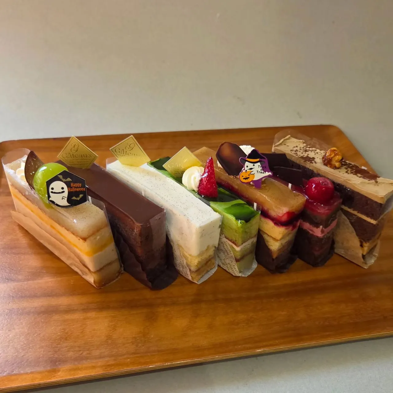 細長いシリーズのケーキは秋から増えてこのくらいの数になります...